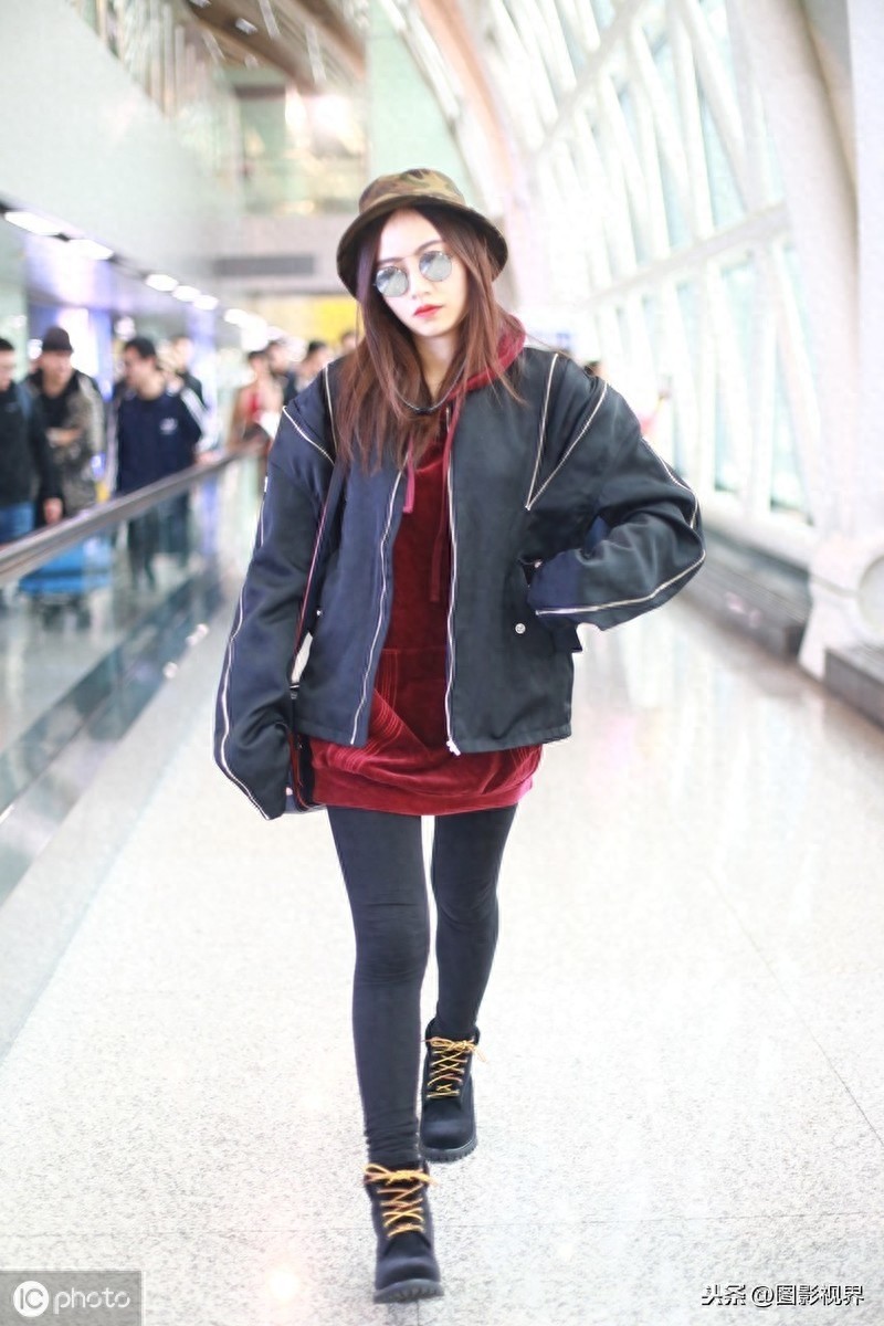 女歌手刘惜君现身机场,穿牛仔装墨镜遮面,涂红唇更显娇俏