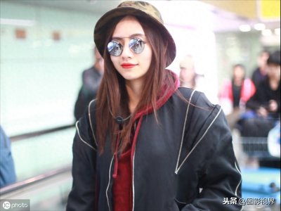 ​女歌手刘惜君现身机场，穿牛仔装墨镜遮面，涂红唇更显娇俏