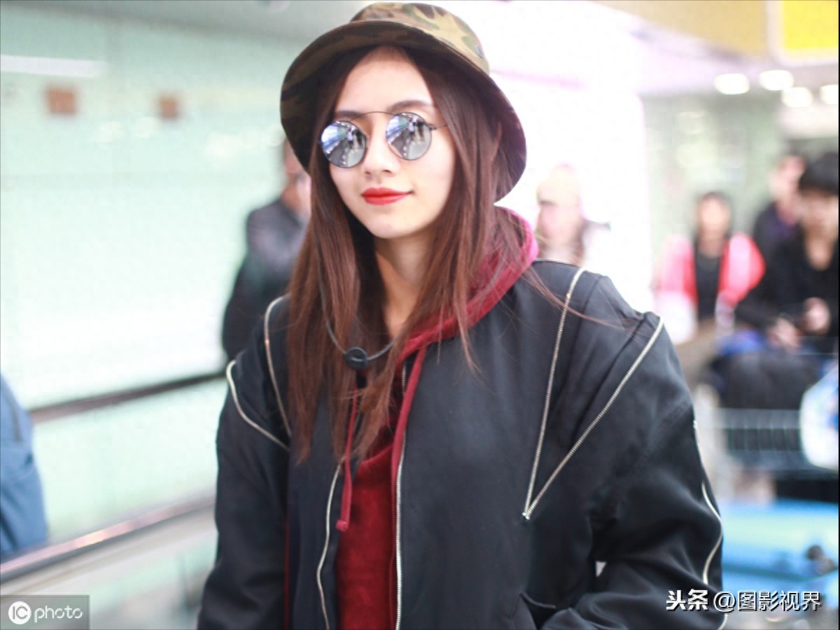 女歌手刘惜君现身机场,穿牛仔装墨镜遮面,涂红唇更显娇俏