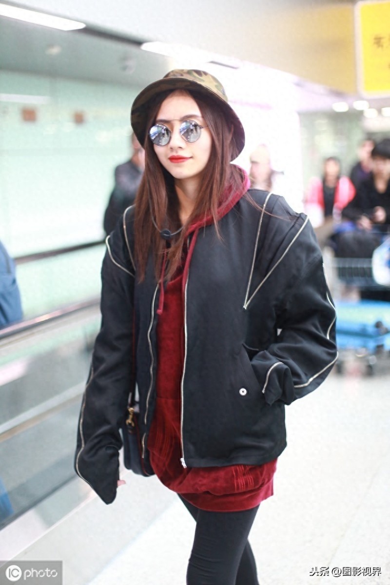 女歌手刘惜君现身机场,穿牛仔装墨镜遮面,涂红唇更显娇俏