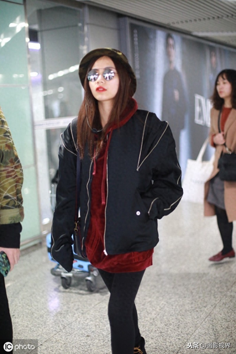 女歌手刘惜君现身机场,穿牛仔装墨镜遮面,涂红唇更显娇俏