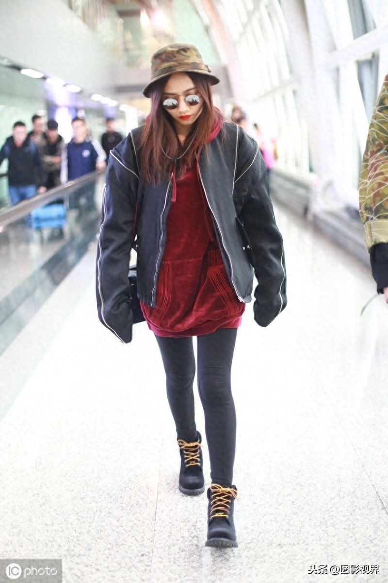 女歌手刘惜君现身机场,穿牛仔装墨镜遮面,涂红唇更显娇俏