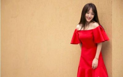 ​甜歌皇后杨钰莹晒近照，庆祝自己48岁生日，身材纤细像20岁少女