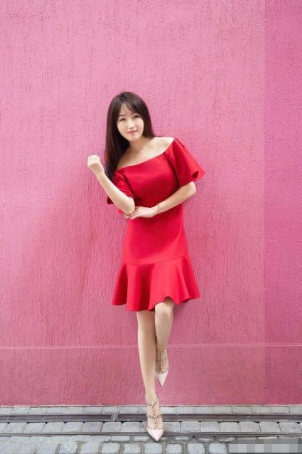 甜歌皇后杨钰莹晒近照，庆祝自己48岁生日，身材纤细像20岁少女