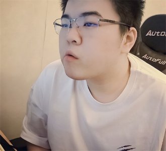 ​“云养娃”总算看到脸了，韦神老婆晒女儿大头照，可爱到能当头像