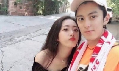 ​网曝王鹤棣女友正面照，两人疑似大学同学曾有多张亲密合照