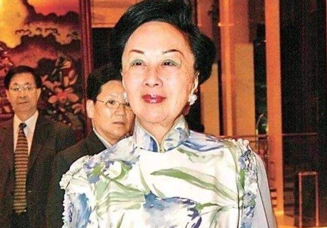 她继承丈夫的1.2亿遗产，投资给李嘉诚，如今靠李嘉诚赚了12亿