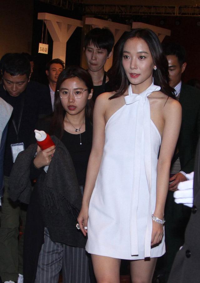 王珞丹穿深v礼服前胸后背傻傻分不清楚，网友：我都替你尴尬了！