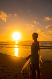 ​老婆闺蜜来我家借宿，老婆说她俩要打牌让我睡客厅