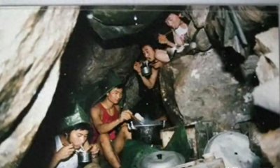 ​猫耳洞作战有多艰苦？老兵：战友在换防前夕崩溃牺牲，羡慕死亡