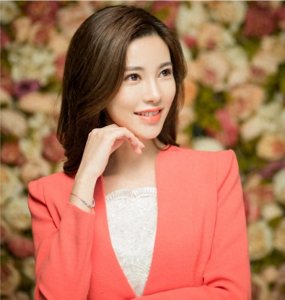 ​上海电视台主持人路灿洋风采一览，美与知性并存