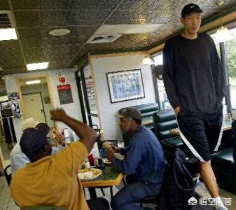 ​2.36的孙明明比姚明都还高10cm，跟他合影会是什么感觉？