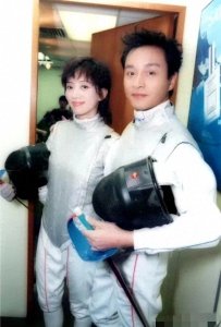 ​2000年，梅艳芳和张国荣的合影，没想到仅三年后，他们相继离世