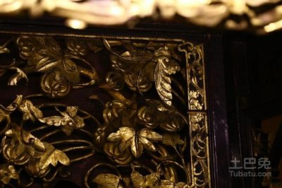 ​天下第一床亮相 华丽繁琐的雕刻尽显富丽堂皇