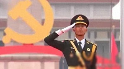 ​升旗手张自轩，12年军旅华丽转身，辞去“铁饭碗”工作，现当网