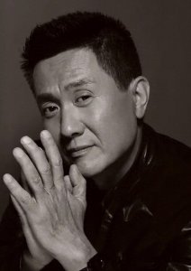 ​演员张志坚：62岁才大红，娶了忠实粉丝为妻，活成一股清流