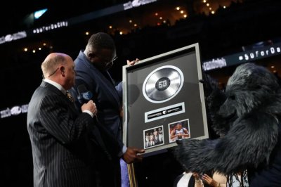 ​兰多夫球衣退役！加索尔现场见证！再见了，NBA黑白二熊