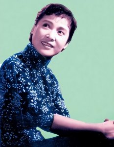 ​女演员秦怡17岁嫁人，遭遇出轨和家暴，85岁精神病儿子去世