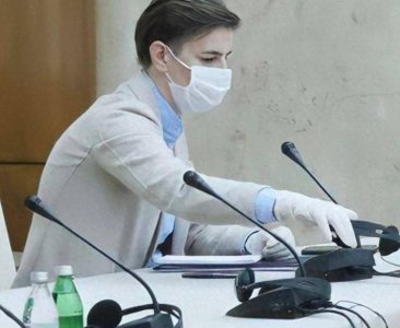 ​塞尔维亚高颜值女总理：比男人还帅和同性妻子恩爱10年，试管生子