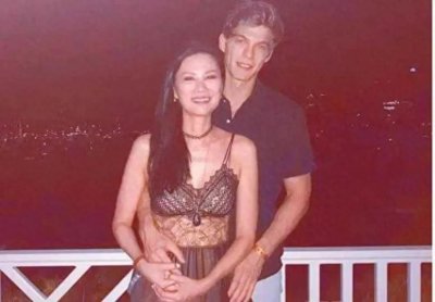 ​55岁邓文迪与小26岁男友亮相，幸福依偎似少女