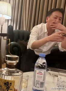 ​赖文峰近照：抽雪茄，喝5万元的酒有点落寞，现任妻子比他小23岁