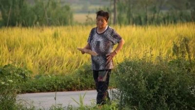 ​穷不走亲，富不还乡，无钱莫入众，言轻莫劝人