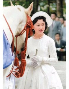 ​日本上皇后美智子：美貌藏心机，兄弟之间嫌隙深，王室风波不断