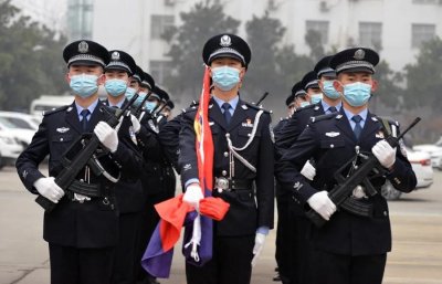 ​濮阳市公安局隆重举行警旗升旗仪式