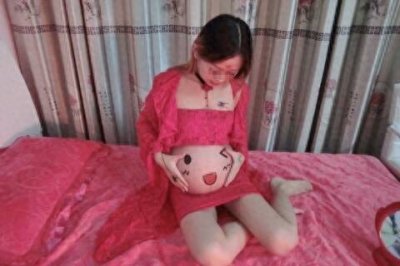 ​女子怀孕，婆婆逼她去娘家要钱，她拿回一盒月饼，婆婆吃后给8万