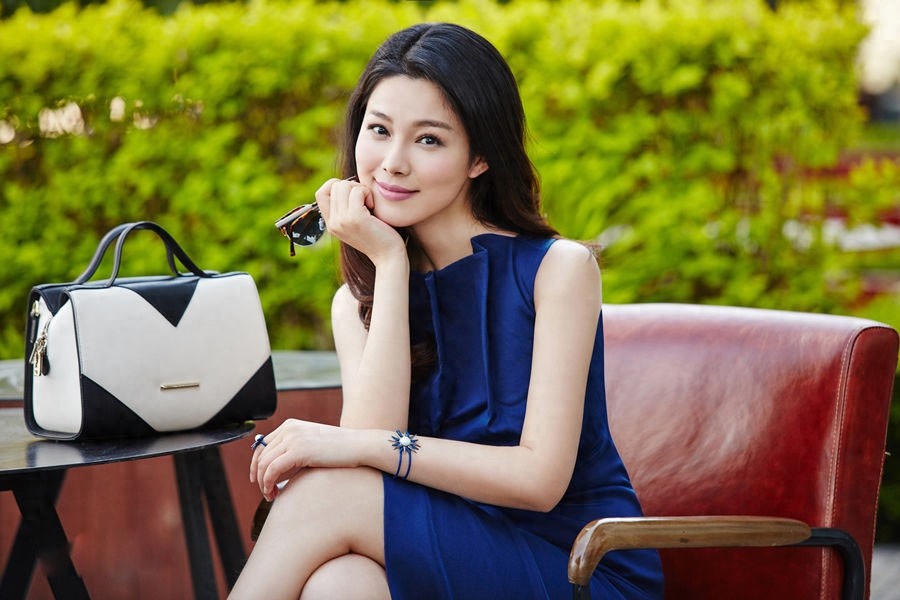 于娜天生就有一种夺人心魄的美，每一个举动都能透射出本我光彩