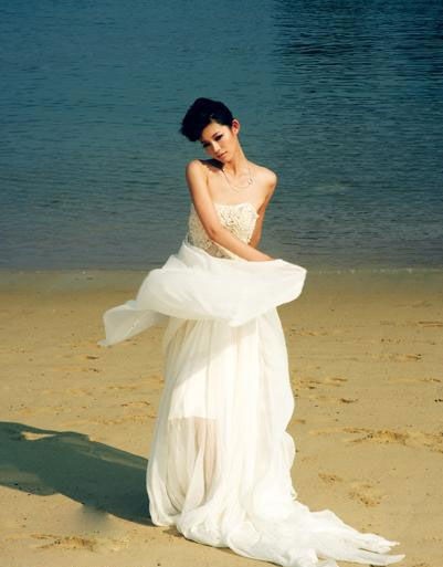 于娜天生就有一种夺人心魄的美，每一个举动都能透射出本我光彩