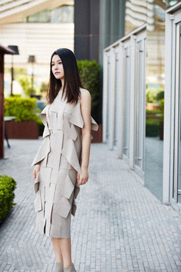 于娜天生就有一种夺人心魄的美，每一个举动都能透射出本我光彩