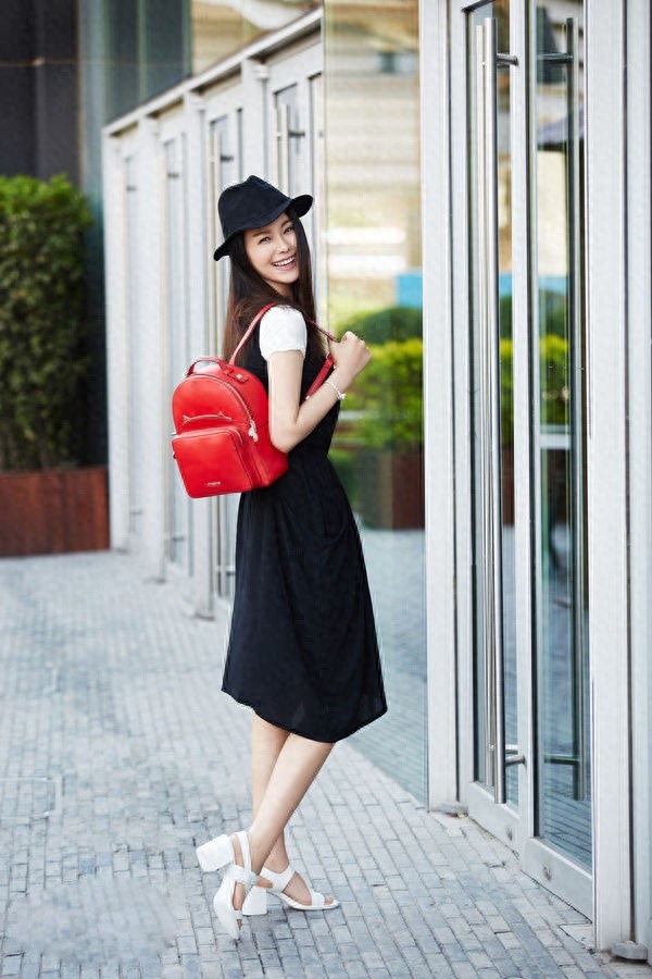 于娜天生就有一种夺人心魄的美，每一个举动都能透射出本我光彩