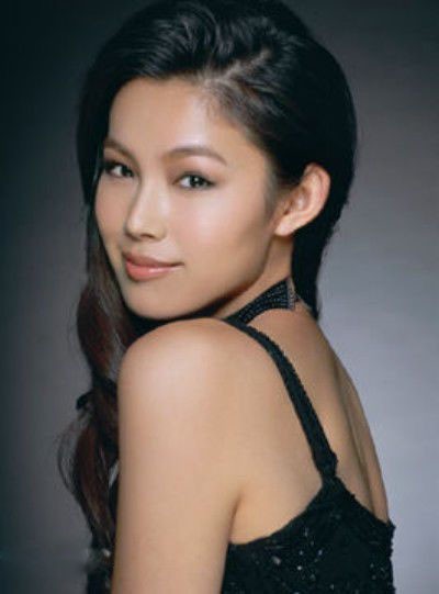 于娜天生就有一种夺人心魄的美，每一个举动都能透射出本我光彩