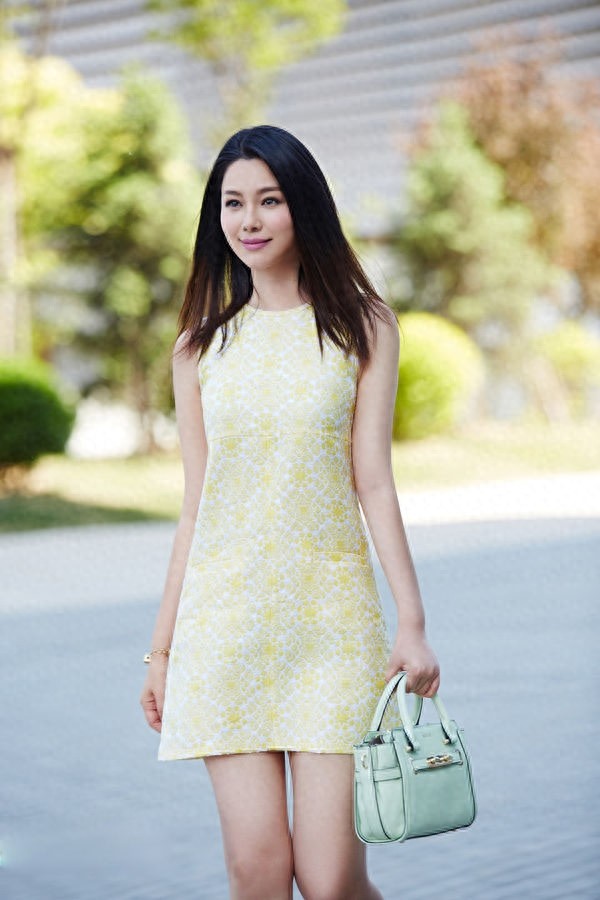 于娜天生就有一种夺人心魄的美，每一个举动都能透射出本我光彩