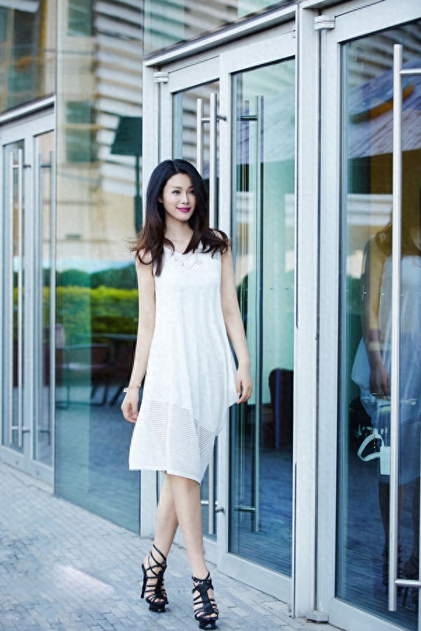 于娜天生就有一种夺人心魄的美，每一个举动都能透射出本我光彩