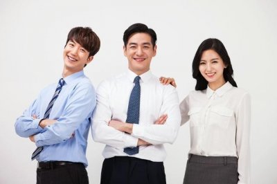 ​面试官：和领导握手，谁先伸手？小伙机智回答，被面试官录用