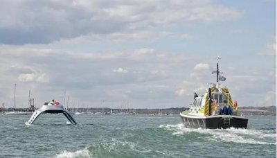 ​英国发明“水上飞”神器时速可达103km，绝对是土豪们的玩具