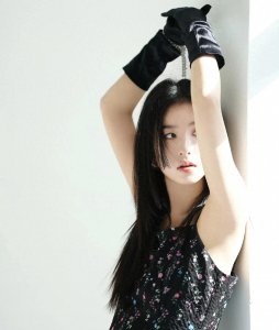 ​周雨彤公主切黑长直造型大赏：甜酷魅力不挡