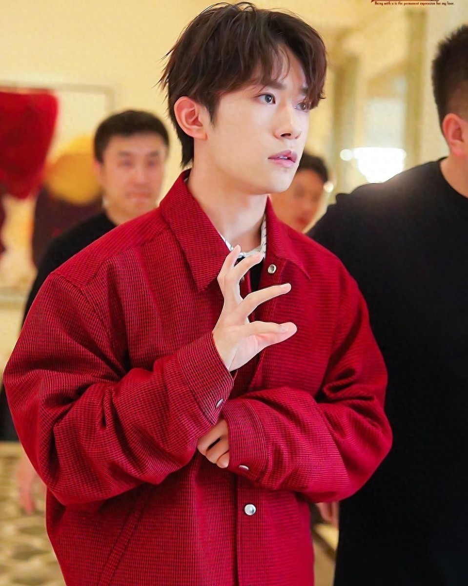 集美们，分享一波易烊千玺的帅图，反正我是收藏了