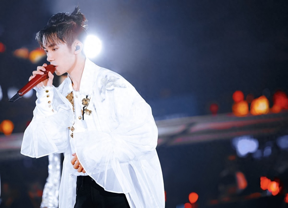 集美们，分享一波易烊千玺的帅图，反正我是收藏了