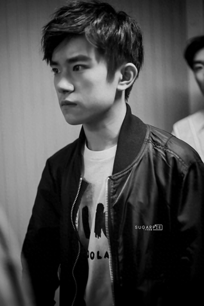 集美们，分享一波易烊千玺的帅图，反正我是收藏了