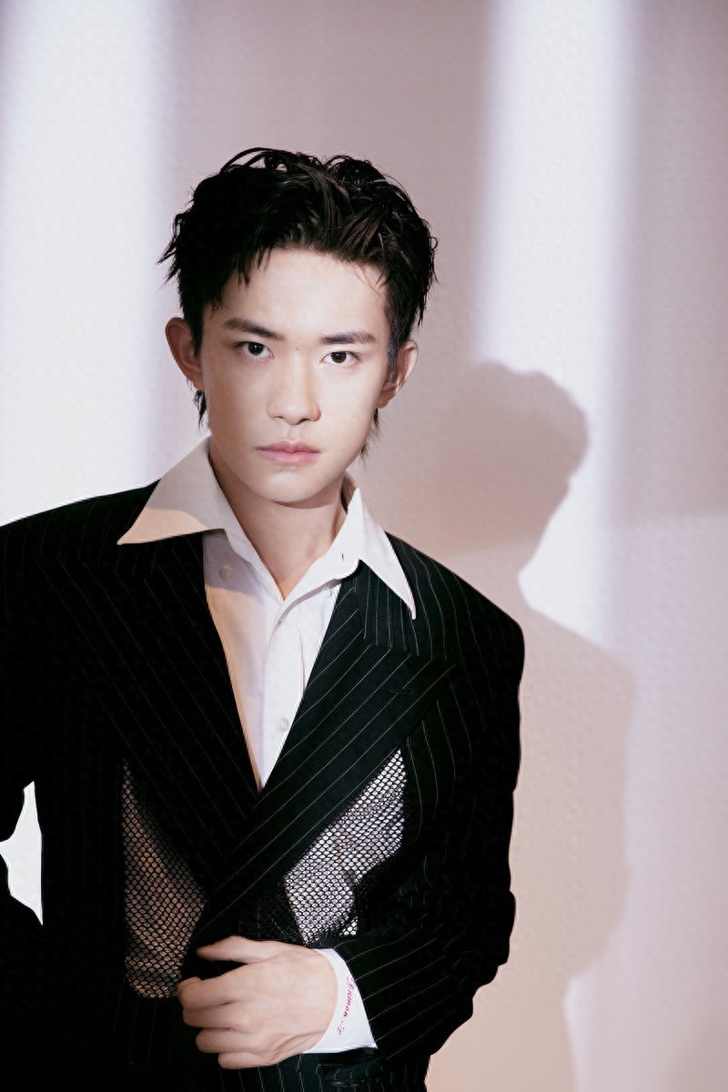 集美们，分享一波易烊千玺的帅图，反正我是收藏了