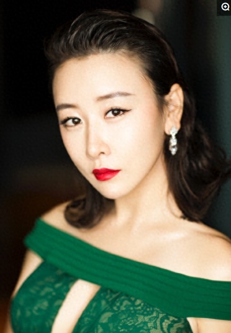 毛俊杰,山东莱州人,性感迷人,还记得《丑女无敌》的裴娜吗