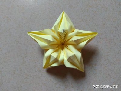 ​手工折纸：栀子花怎么折？只要五个花瓣简单拼接就折好了