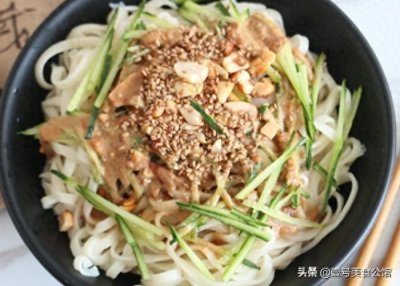 ​在家来一碗美味的麻酱拌面，鲜香爽口，解馋营养，吃一次念念不忘