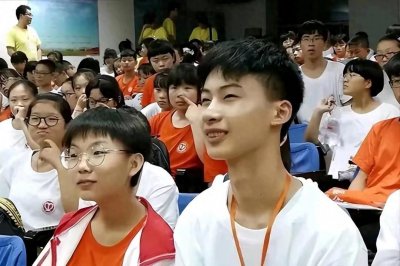 ​2017年河北理科状元高考744分，清华校长亲自上门：真的太穷了