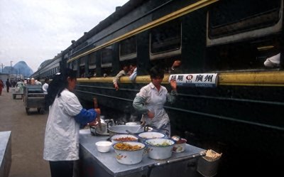 ​旅途佳肴到无人问津，火车盒饭的兴衰背后，藏着怎样的时代变迁？
