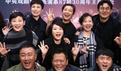 ​演员何冰：婚姻如何维持几十年零绯闻，看看他的妻子是谁知道答案