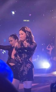 ​蔡卓妍初恋男友亮相演唱会，帅气正脸照惊艳全场，传闻已婚